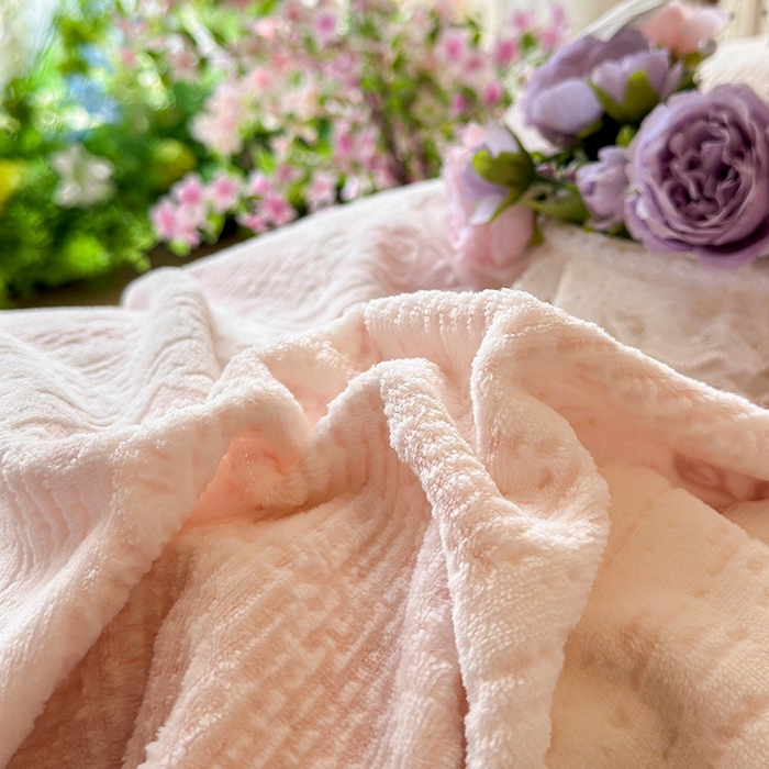 91家纺网 家纺一手货源 找家纺 芷卧 2025新款韩版立体雕花牛奶绒夹棉床盖款四件套 小岛蔷薇-粉