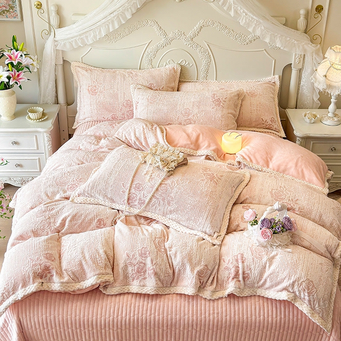 91家纺网 家纺一手货源 找家纺 芷卧 2025新款韩版立体雕花牛奶绒夹棉床盖款四件套 小岛蔷薇-粉