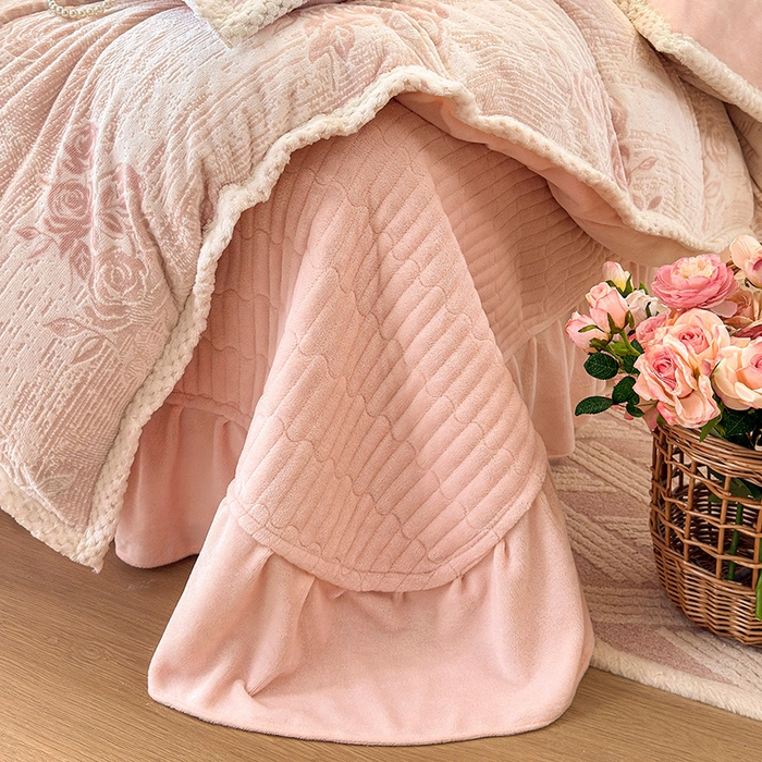 91家纺网 家纺一手货源 找家纺 芷卧 2025新款韩版立体雕花牛奶绒夹棉床盖款四件套 小岛蔷薇-粉