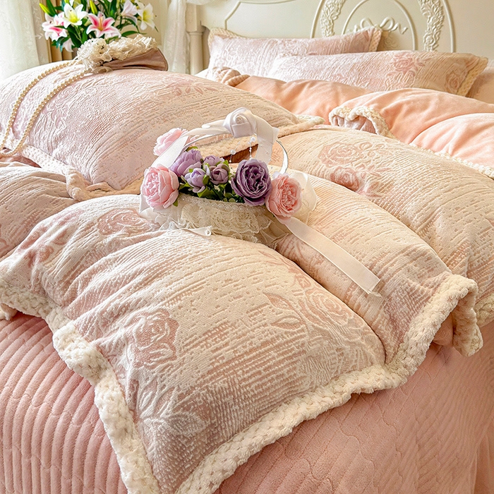 91家纺网 家纺一手货源 找家纺 芷卧 2025新款韩版立体雕花牛奶绒夹棉床盖款四件套 小岛蔷薇-粉
