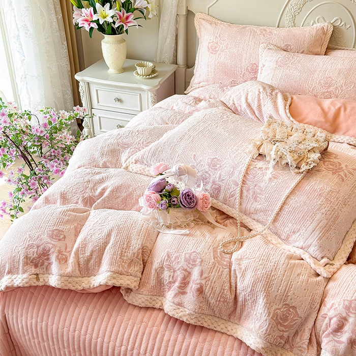 91家纺网 家纺一手货源 找家纺 芷卧 2025新款韩版立体雕花牛奶绒夹棉床盖款四件套 小岛蔷薇-粉