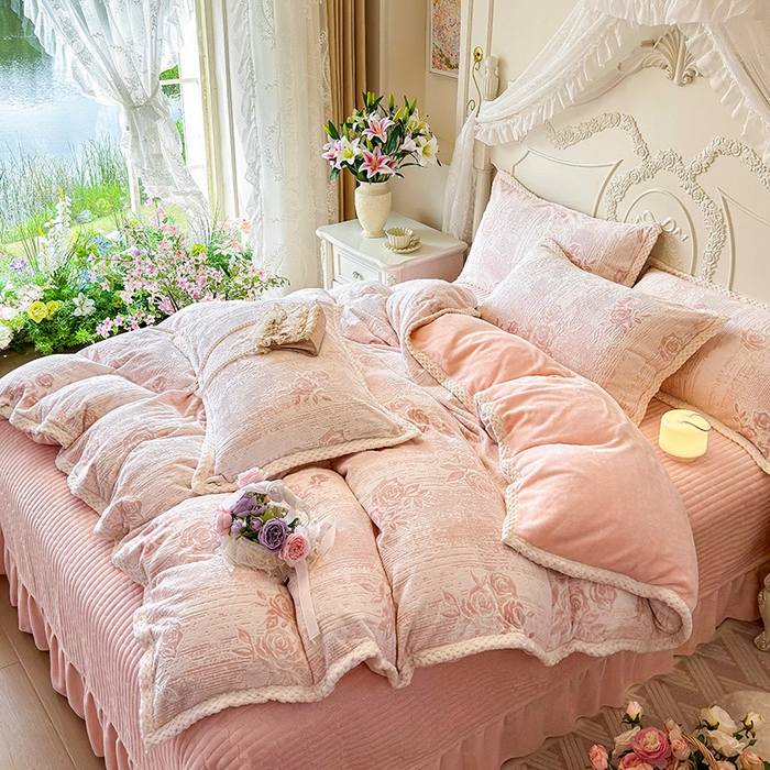 91家纺网 家纺一手货源 找家纺 芷卧 2025新款韩版立体雕花牛奶绒夹棉床盖款四件套 小岛蔷薇-粉