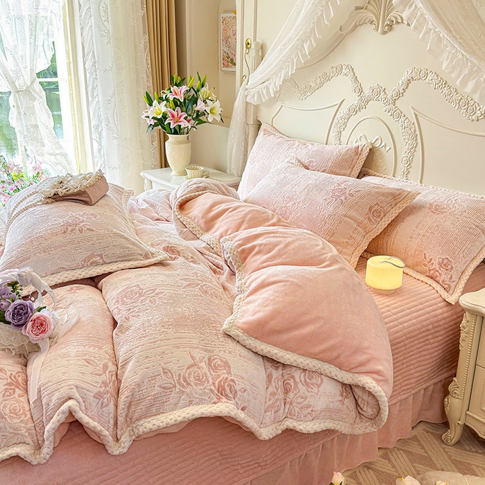91家纺网 家纺一手货源 找家纺 芷卧 2025新款韩版立体雕花牛奶绒夹棉床盖款四件套 小岛蔷薇-粉