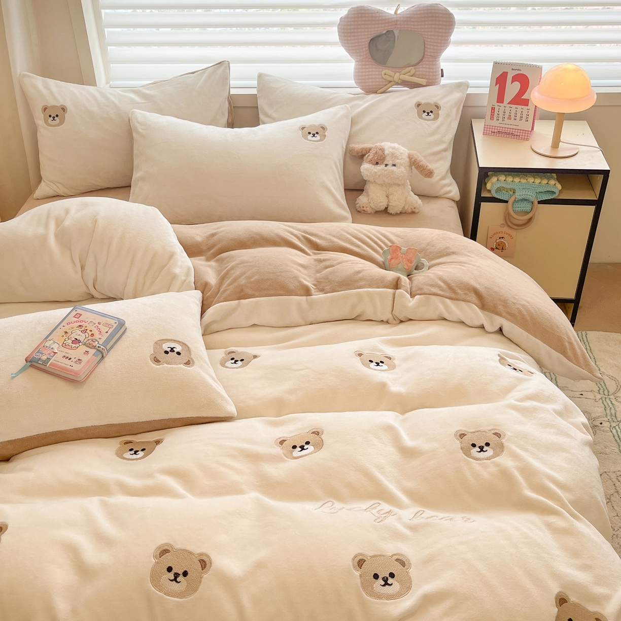 91家纺网 家纺一手货源 找家纺 如一 2025新款200克缸染高克重精绣牛奶绒四件套 绒-小熊-白咖