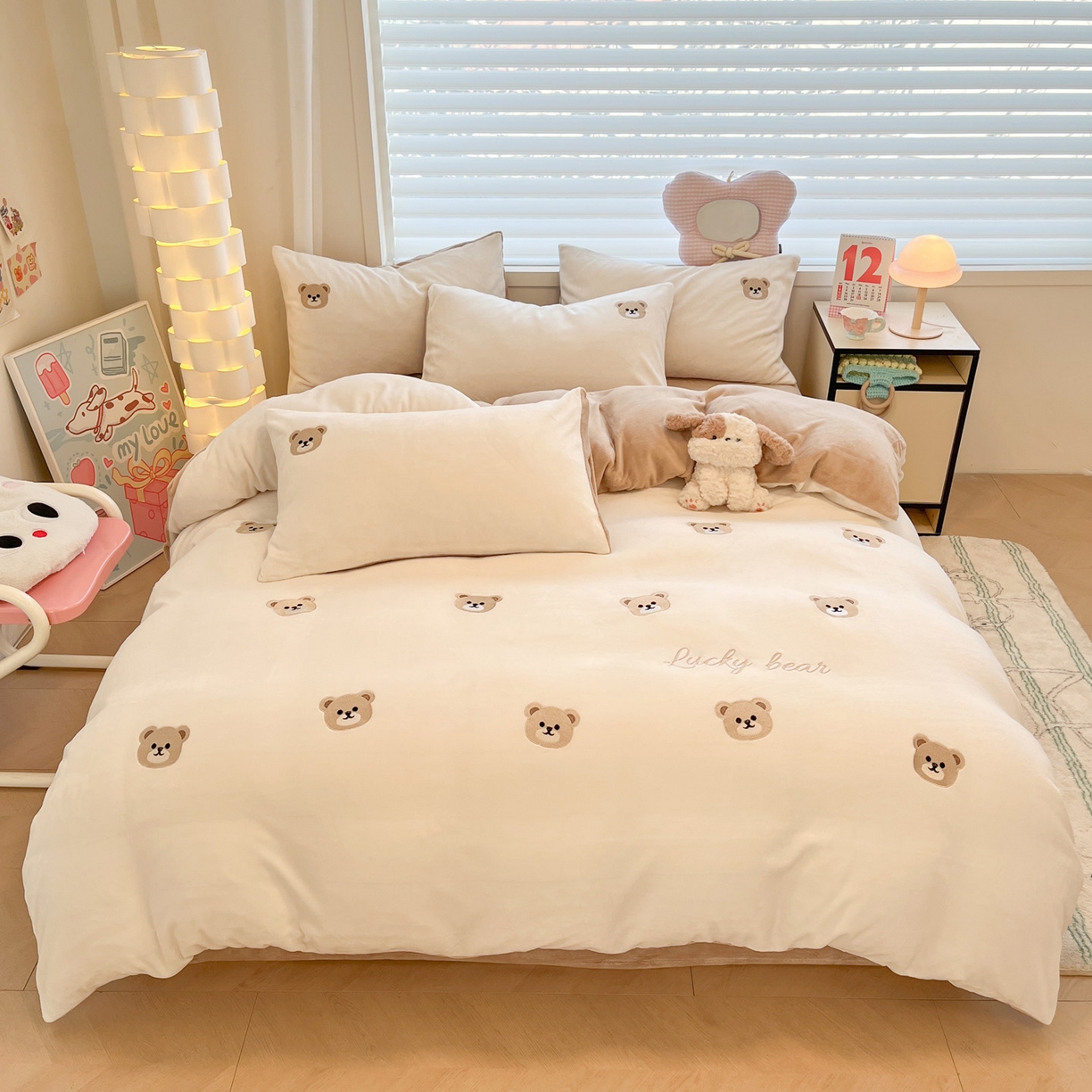 91家纺网 家纺一手货源 找家纺 如一 2025新款200克缸染高克重精绣牛奶绒四件套 绒-小熊-白咖