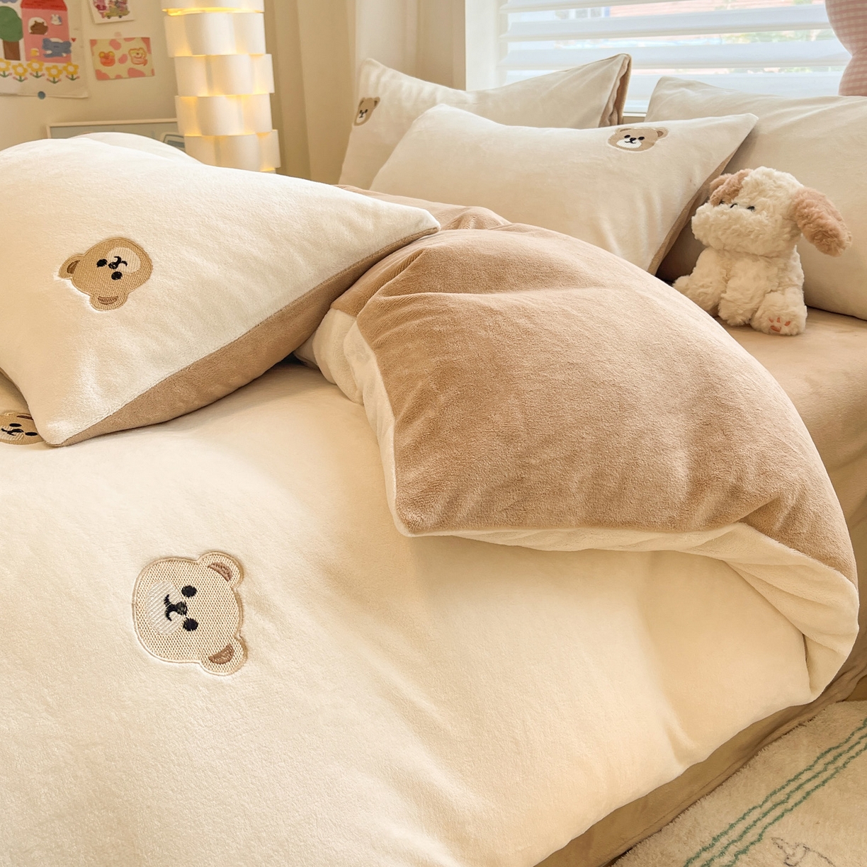 91家纺网 家纺一手货源 找家纺 如一 2025新款200克缸染高克重精绣牛奶绒四件套 绒-小熊-白咖