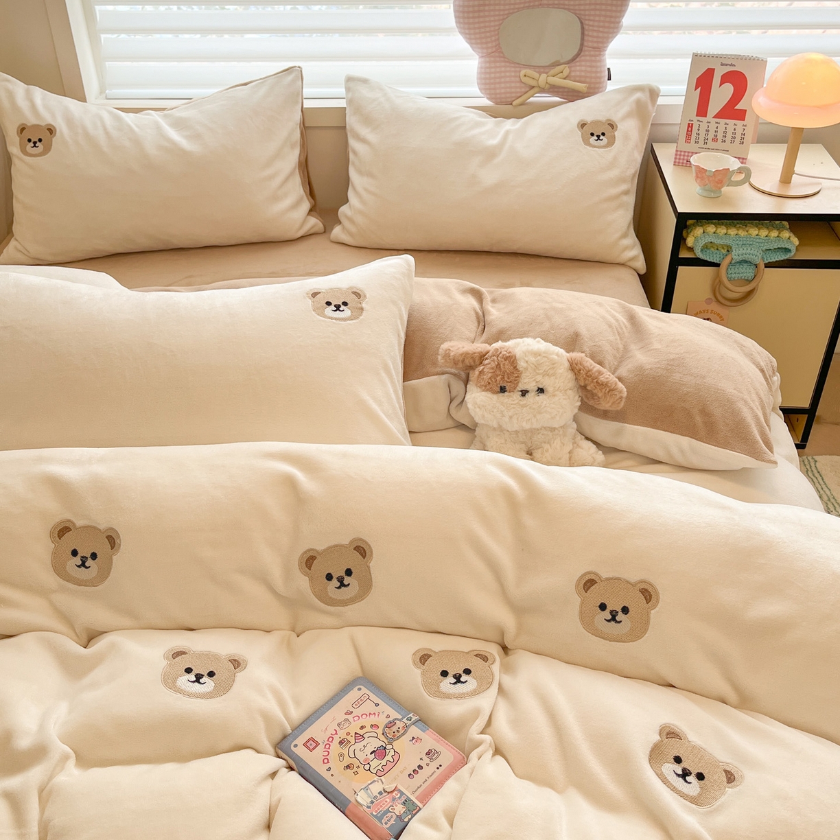 91家纺网 家纺一手货源 找家纺 如一 2025新款200克缸染高克重精绣牛奶绒四件套 绒-小熊-白咖