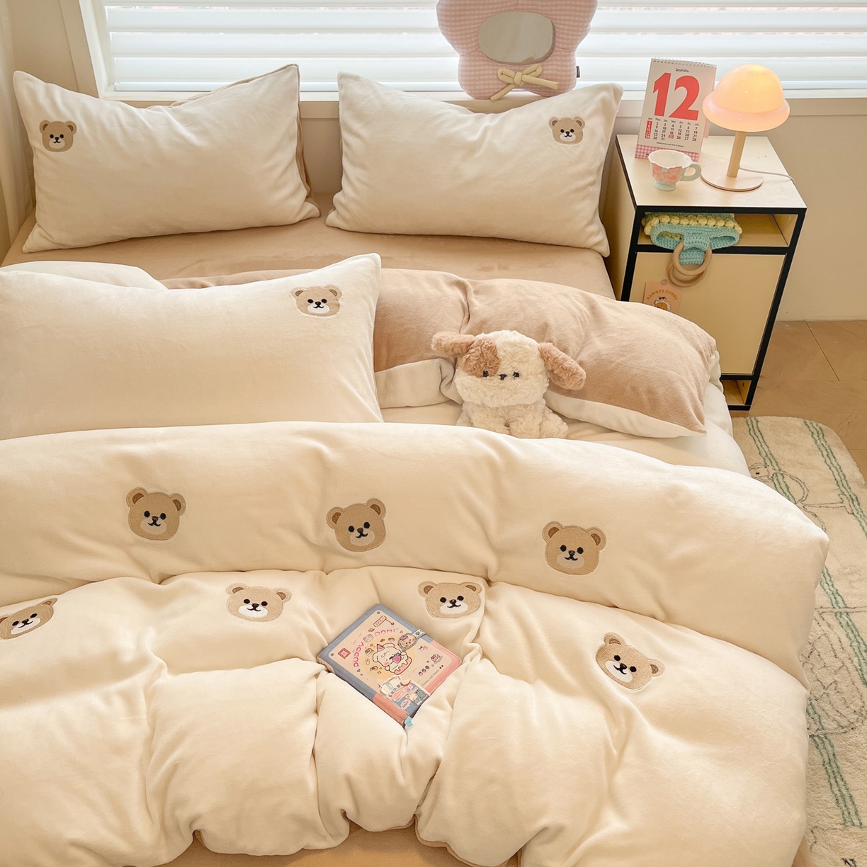 91家纺网 家纺一手货源 找家纺 如一 2025新款200克缸染高克重精绣牛奶绒四件套 绒-小熊-白咖