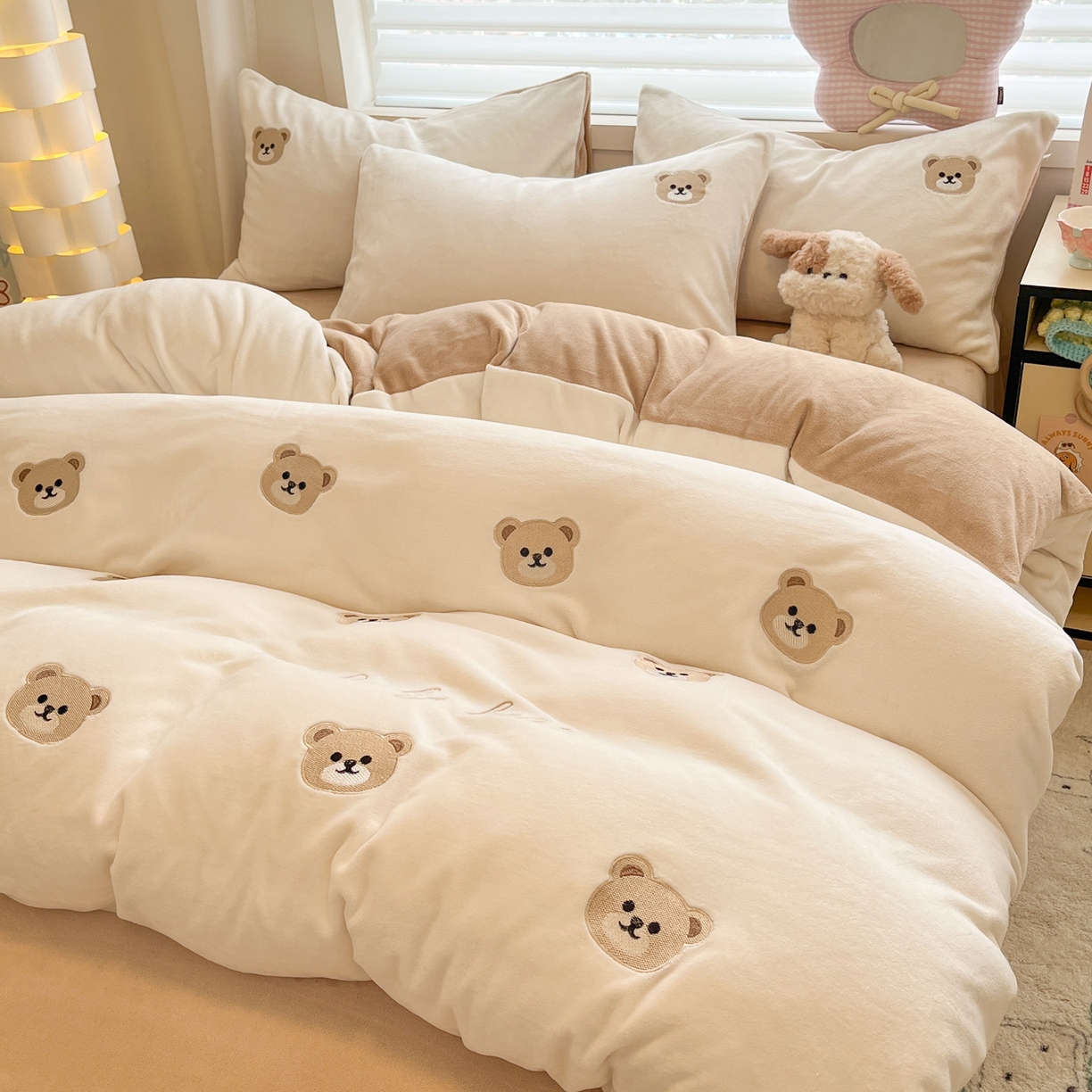 91家纺网 家纺一手货源 找家纺 如一 2025新款200克缸染高克重精绣牛奶绒四件套 绒-小熊-白咖