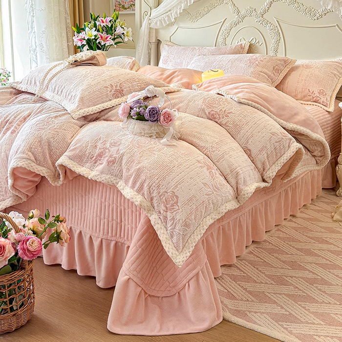 91家纺网 家纺一手货源 找家纺 芷卧 2025新款韩版立体雕花牛奶绒夹棉床盖款四件套 小岛蔷薇-粉