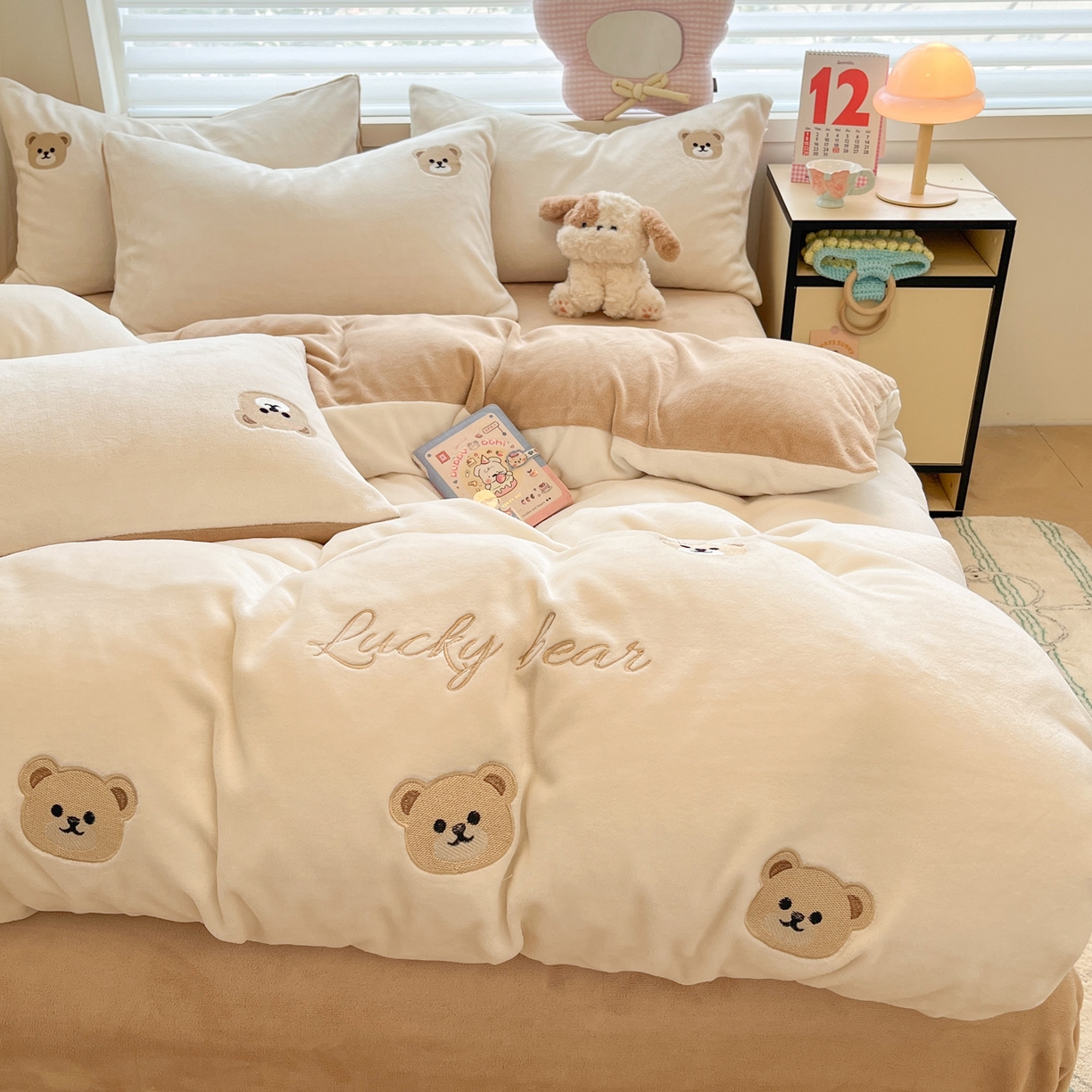 91家纺网 家纺一手货源 找家纺 如一 2025新款200克缸染高克重精绣牛奶绒四件套 绒-小熊-白咖