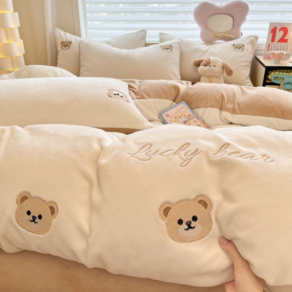 91家纺网 家纺一手货源 找家纺 如一 2025新款200克缸染高克重精绣牛奶绒四件套 绒-小熊-白咖