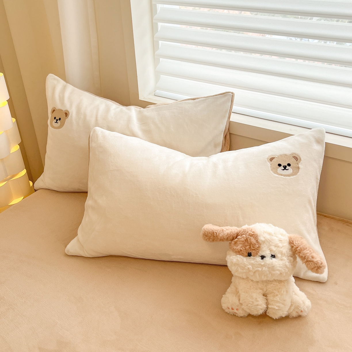 91家纺网 家纺一手货源 找家纺 如一 2025新款200克缸染高克重精绣牛奶绒四件套 绒-小熊-白咖