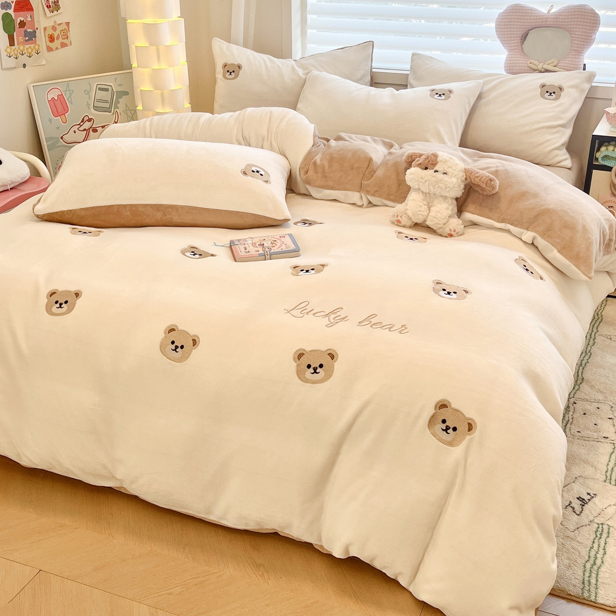 91家纺网 家纺一手货源 找家纺 如一 2025新款200克缸染高克重精绣牛奶绒四件套 绒-小熊-白咖