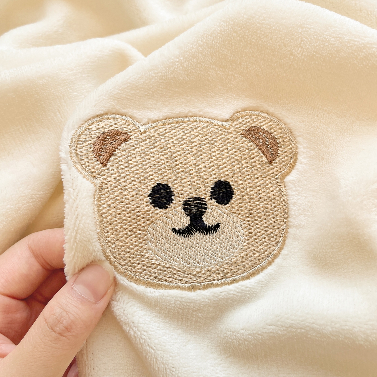 91家纺网 家纺一手货源 找家纺 如一 2025新款200克缸染高克重精绣牛奶绒四件套 绒-小熊-白咖