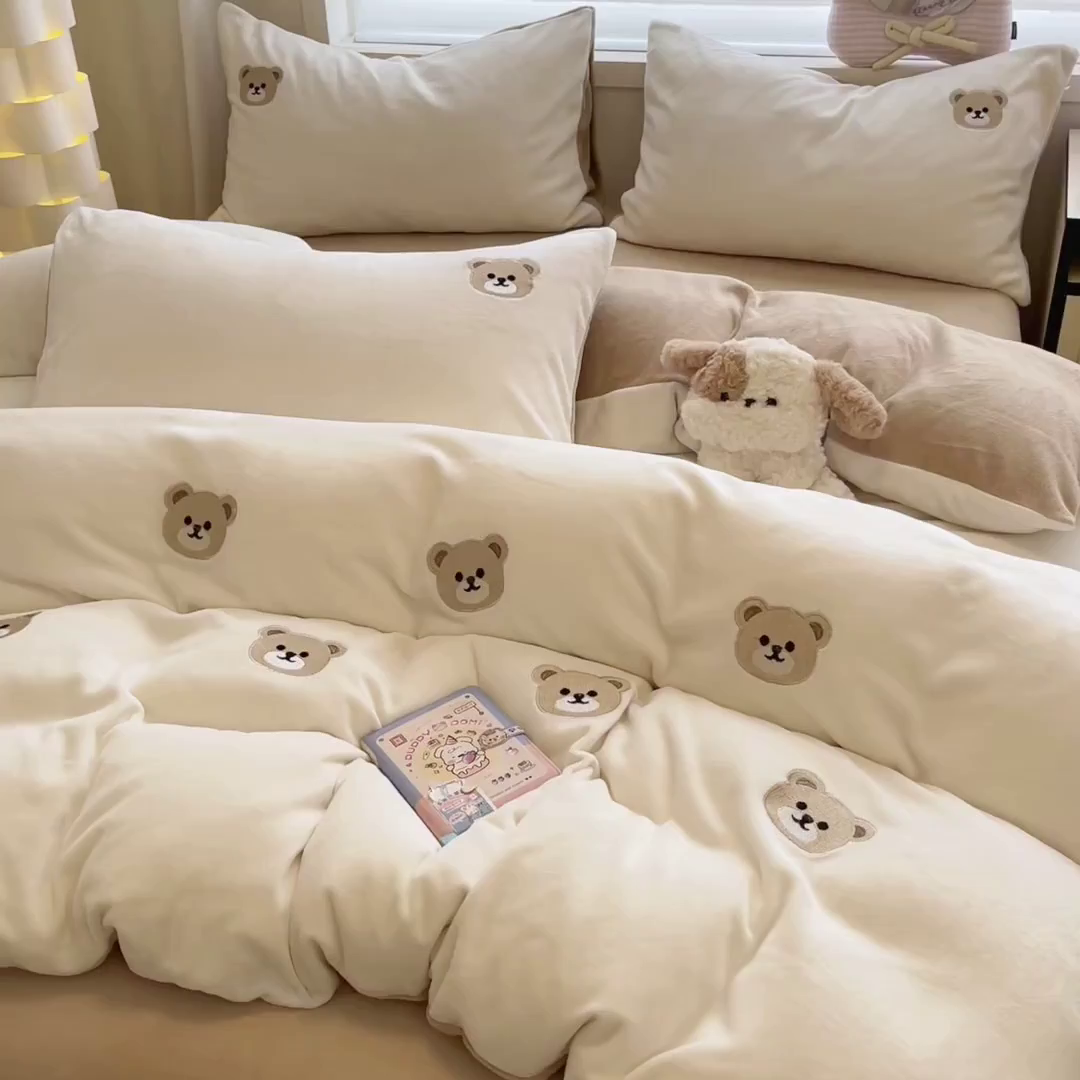 91家纺网 家纺一手货源 找家纺 如一 2025新款200克缸染高克重精绣牛奶绒四件套 绒-小熊-白咖