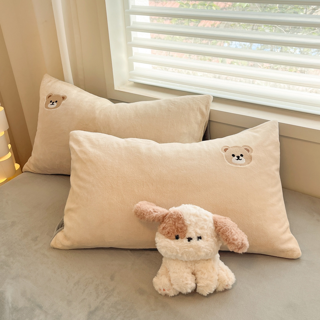 91家纺网 家纺一手货源 找家纺 如一 2025新款200克缸染高克重精绣牛奶绒四件套 绒-小熊-杏灰