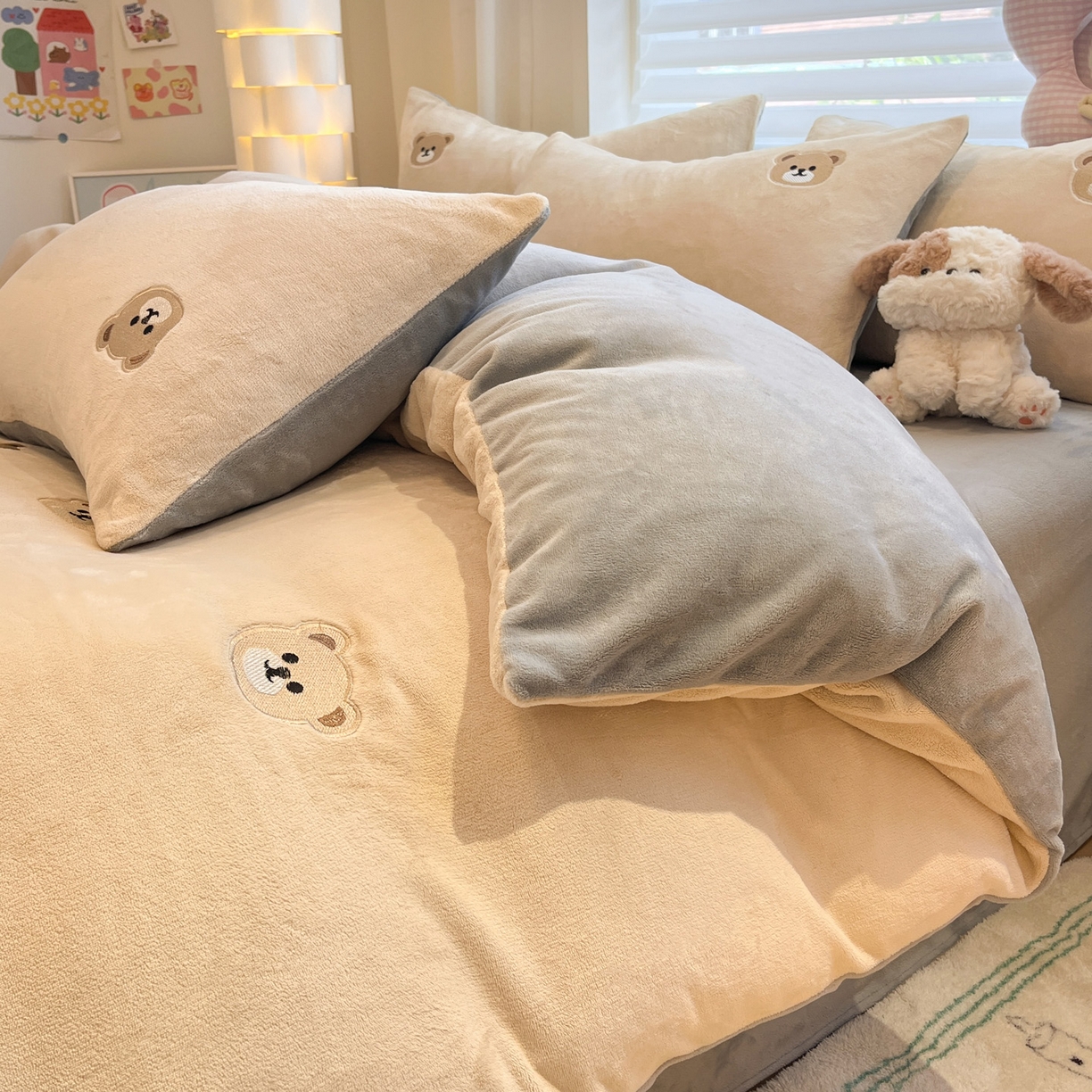 91家纺网 家纺一手货源 找家纺 如一 2025新款200克缸染高克重精绣牛奶绒四件套 绒-小熊-杏灰