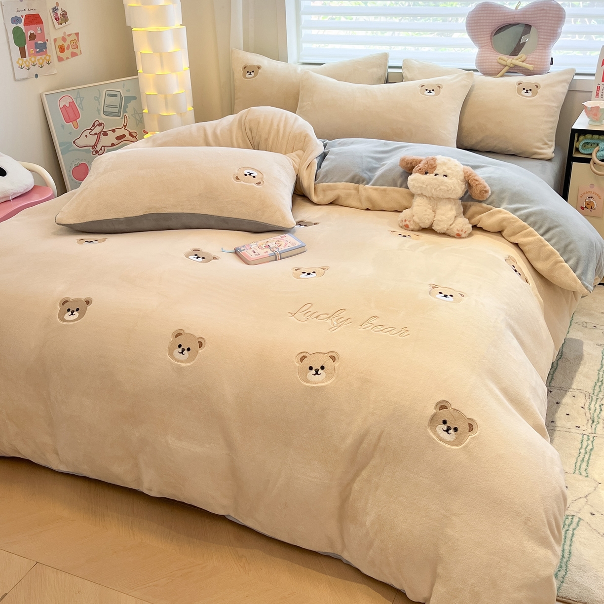 91家纺网 家纺一手货源 找家纺 如一 2025新款200克缸染高克重精绣牛奶绒四件套 绒-小熊-杏灰