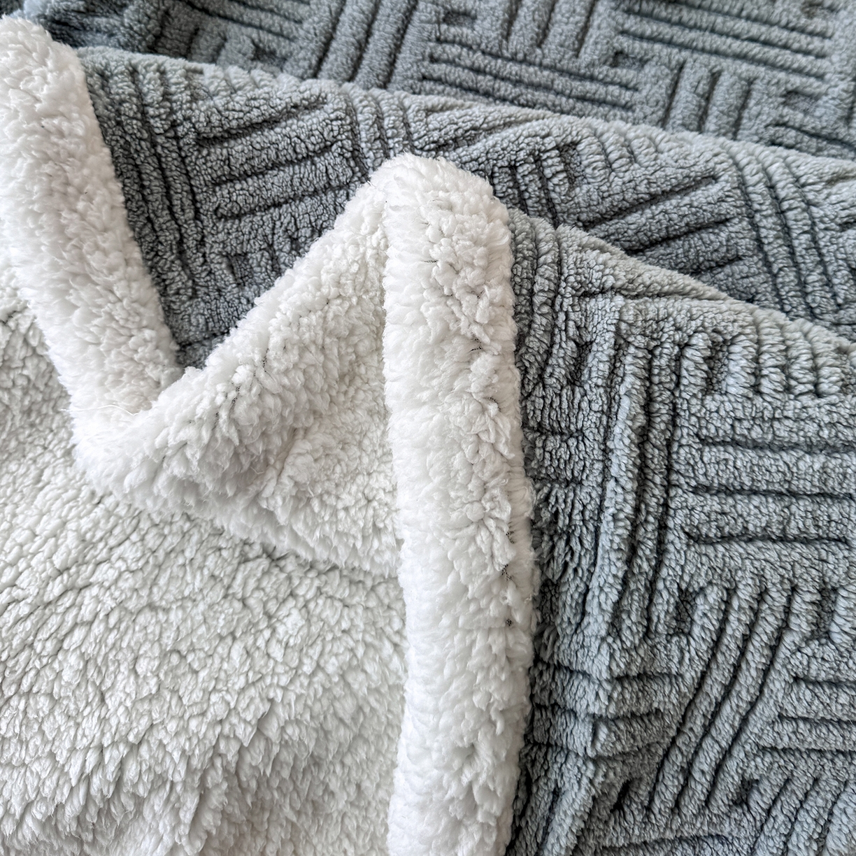 91家纺网 家纺一手货源 找家纺 牛魔王家居 2025新款华夫格提花双面绒毛毯羊羔绒毯子外贸跨境专供 绒毯系列-雾霾灰
