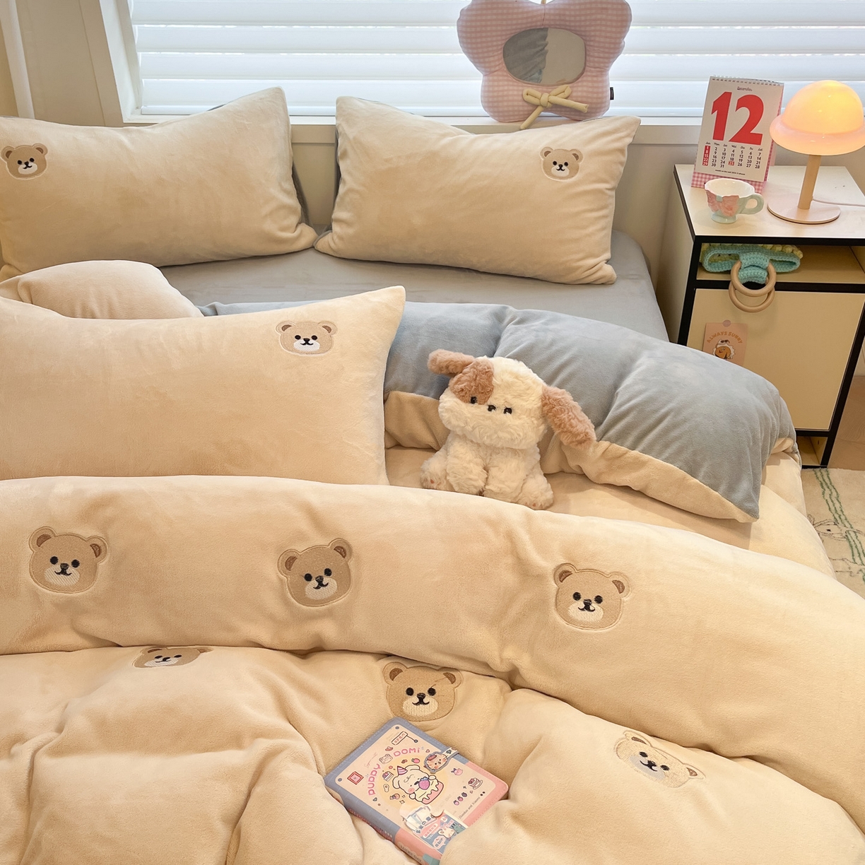 91家纺网 家纺一手货源 找家纺 如一 2025新款200克缸染高克重精绣牛奶绒四件套 绒-小熊-杏灰