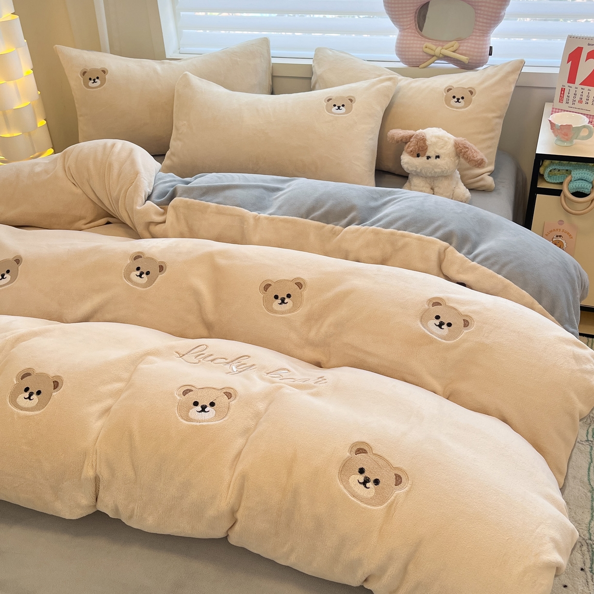 91家纺网 家纺一手货源 找家纺 如一 2025新款200克缸染高克重精绣牛奶绒四件套 绒-小熊-杏灰