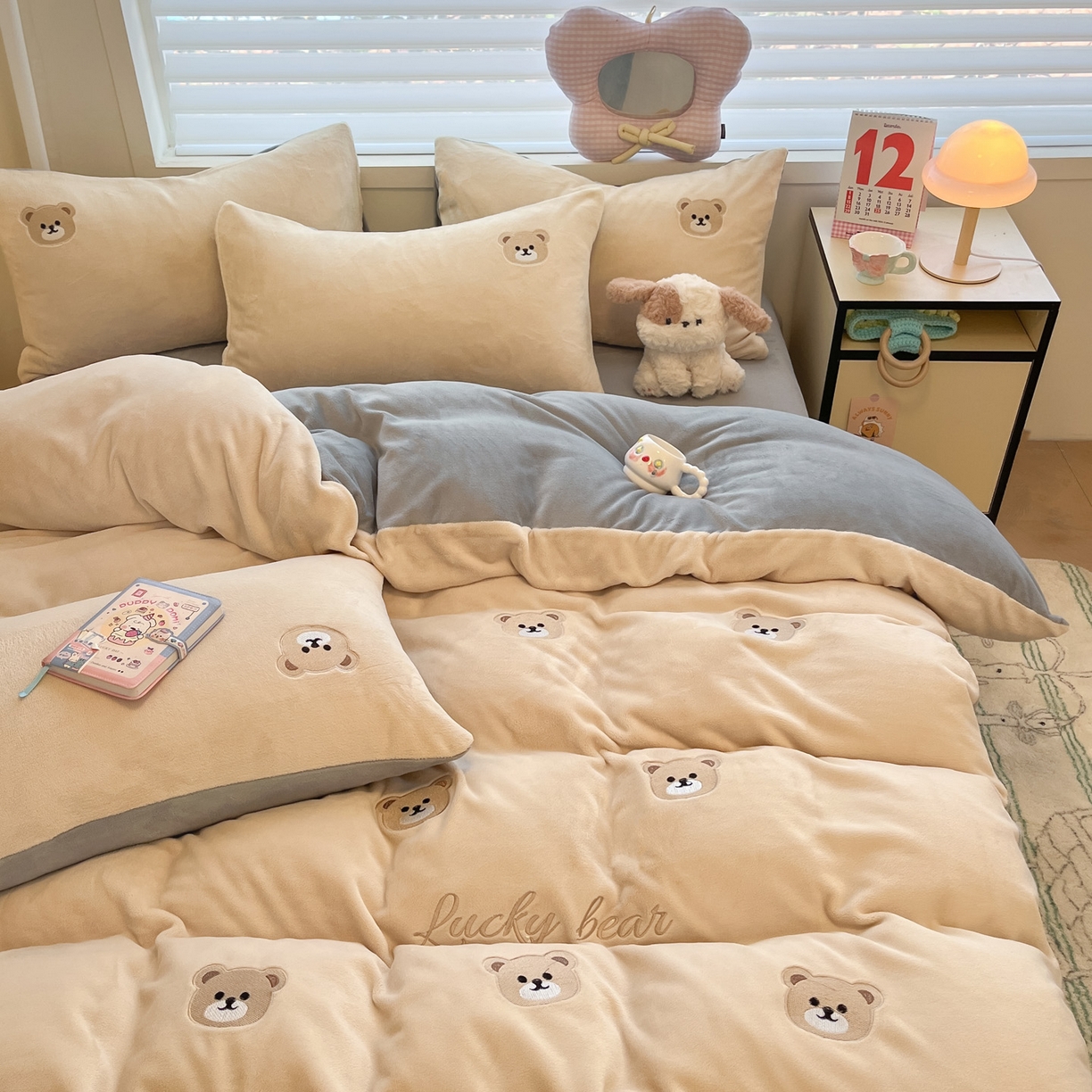 91家纺网 家纺一手货源 找家纺 如一 2025新款200克缸染高克重精绣牛奶绒四件套 绒-小熊-杏灰