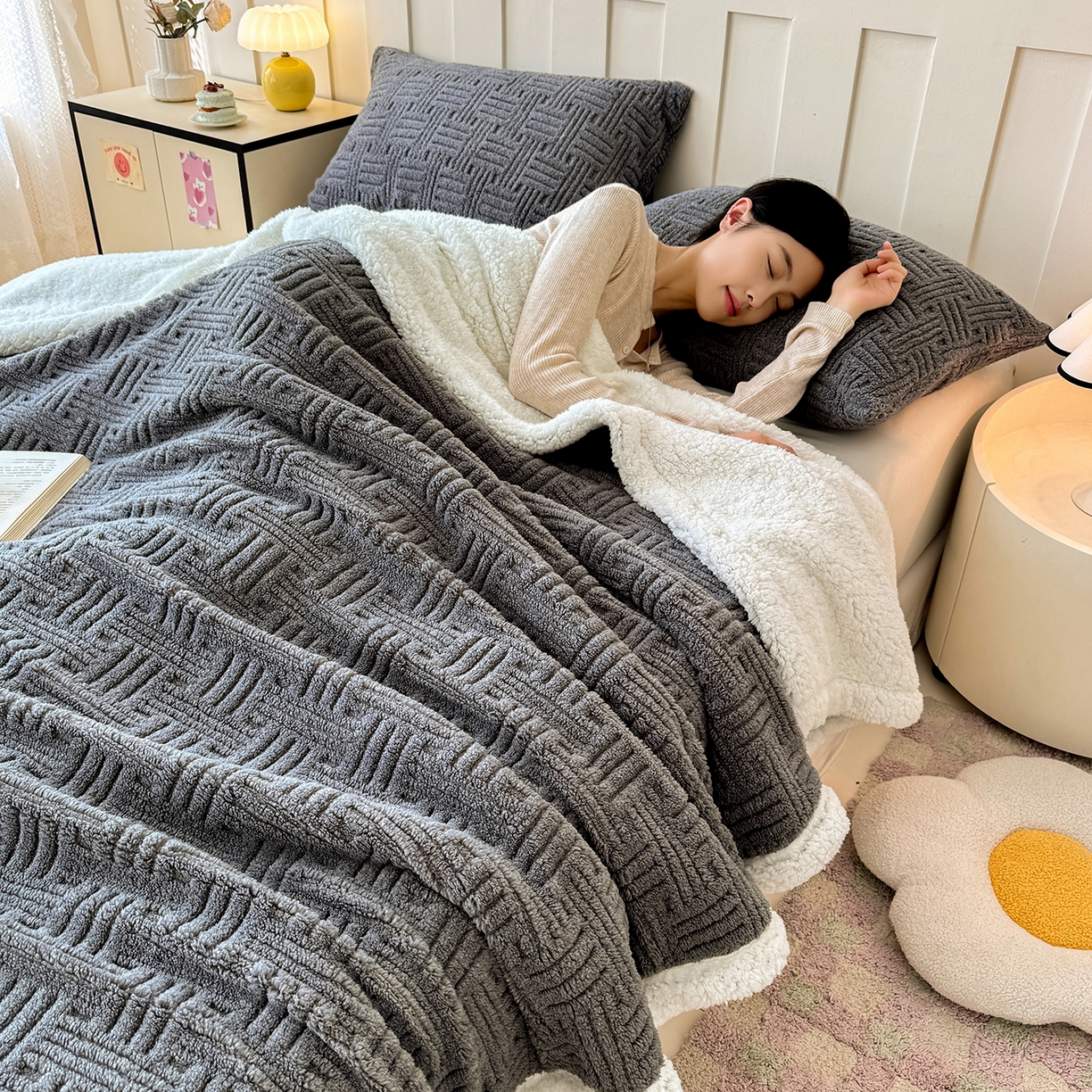 91家纺网 家纺一手货源 找家纺 牛魔王家居 2025新款华夫格提花双面绒毛毯羊羔绒毯子外贸跨境专供 绒毯系列-炭灰