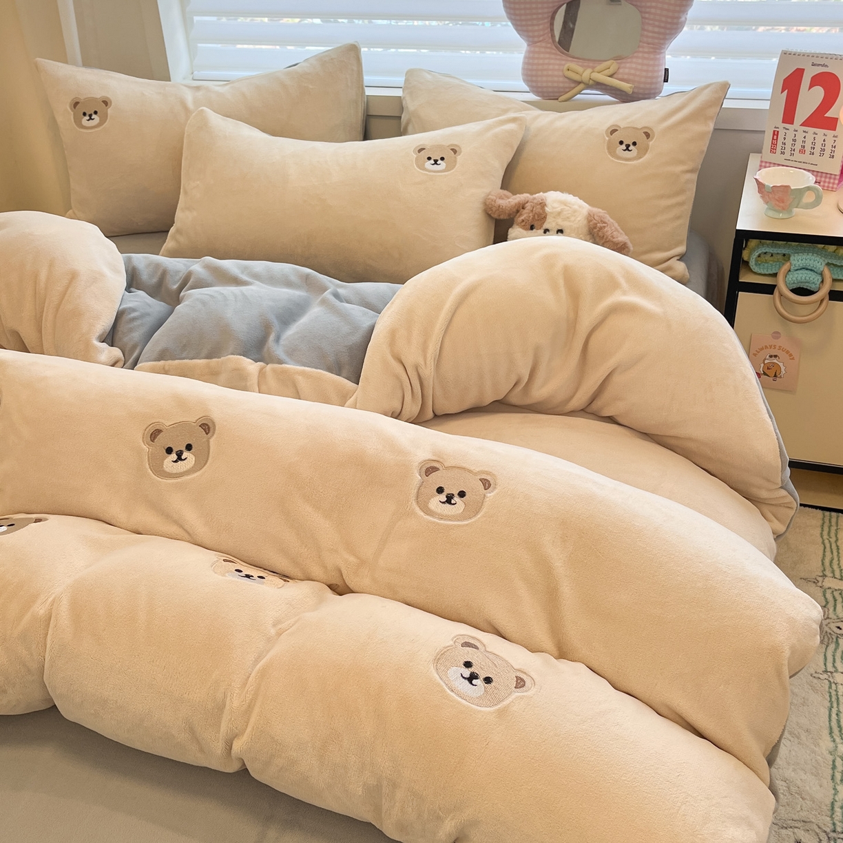 91家纺网 家纺一手货源 找家纺 如一 2025新款200克缸染高克重精绣牛奶绒四件套 绒-小熊-杏灰