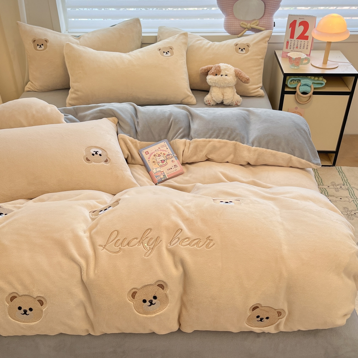 91家纺网 家纺一手货源 找家纺 如一 2025新款200克缸染高克重精绣牛奶绒四件套 绒-小熊-杏灰