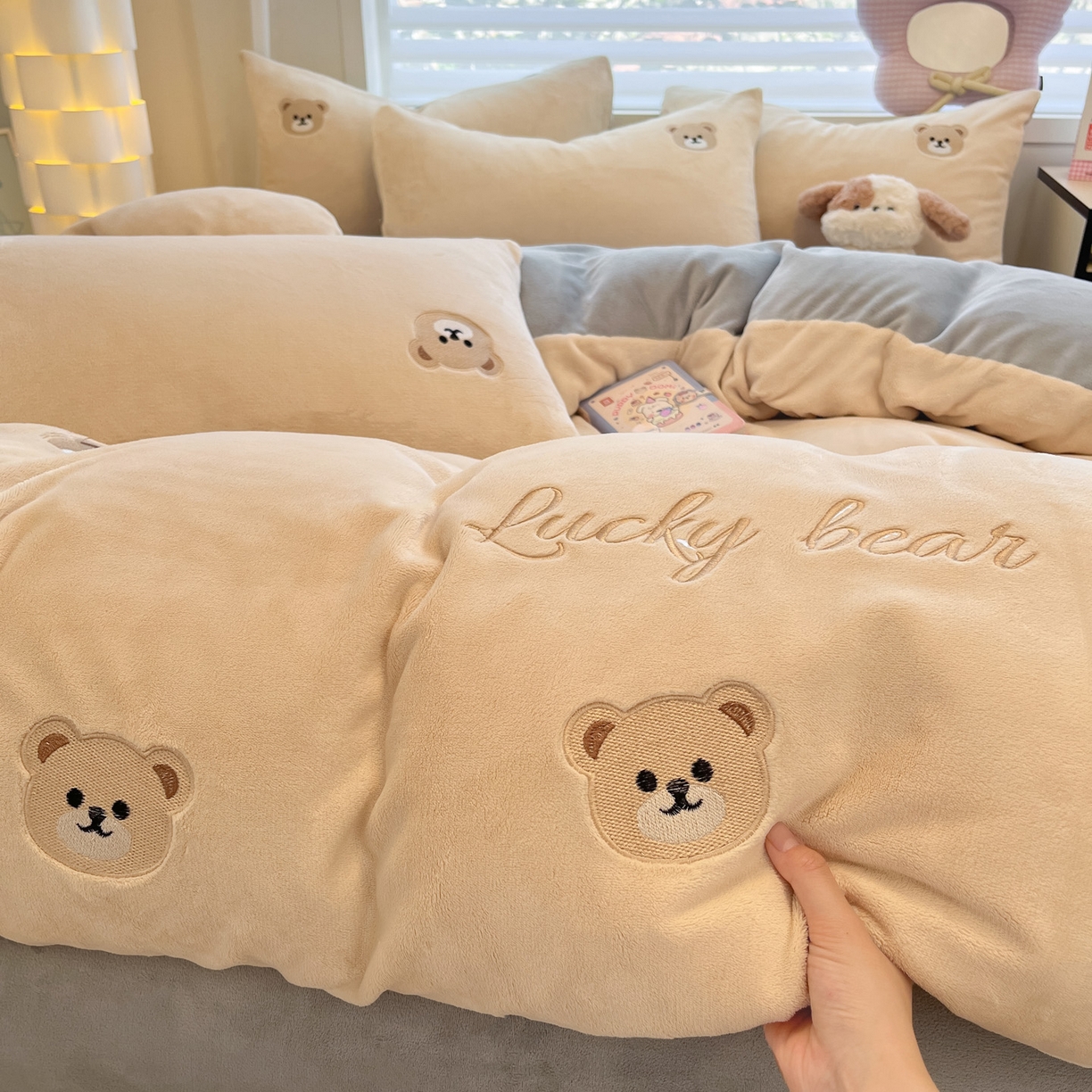 91家纺网 家纺一手货源 找家纺 如一 2025新款200克缸染高克重精绣牛奶绒四件套 绒-小熊-杏灰