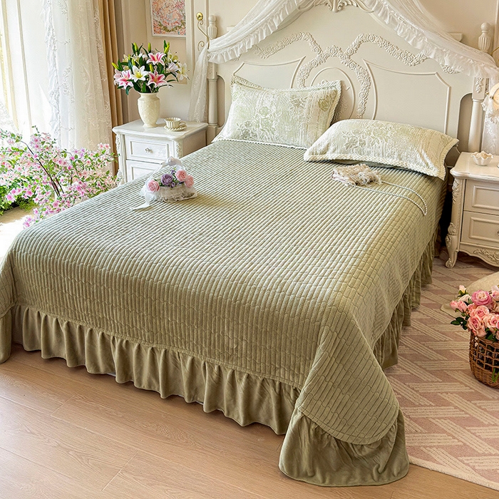 91家纺网 家纺一手货源 找家纺 芷卧 2025新款韩版立体雕花牛奶绒夹棉床盖款四件套 小岛蔷薇-绿