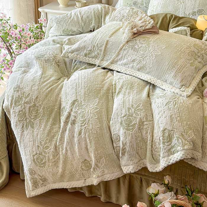 91家纺网 家纺一手货源 找家纺 芷卧 2025新款韩版立体雕花牛奶绒夹棉床盖款四件套 小岛蔷薇-绿