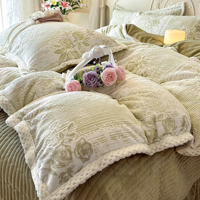 91家纺网 家纺一手货源 找家纺 芷卧 2025新款韩版立体雕花牛奶绒夹棉床盖款四件套 小岛蔷薇-绿
