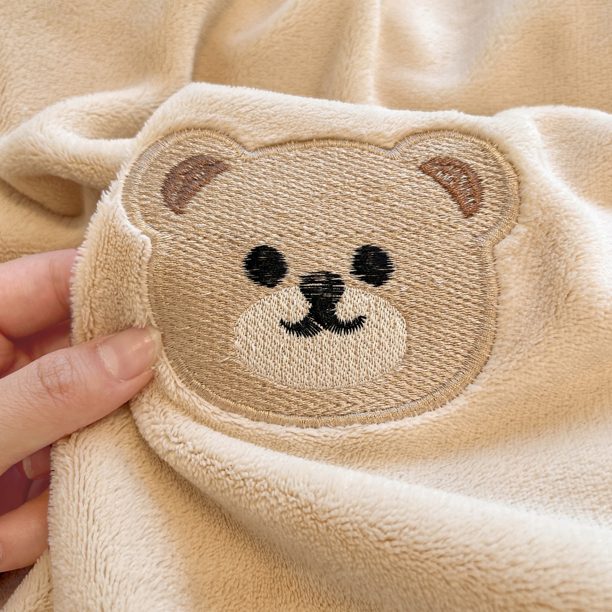 91家纺网 家纺一手货源 找家纺 如一 2025新款200克缸染高克重精绣牛奶绒四件套 绒-小熊-杏灰