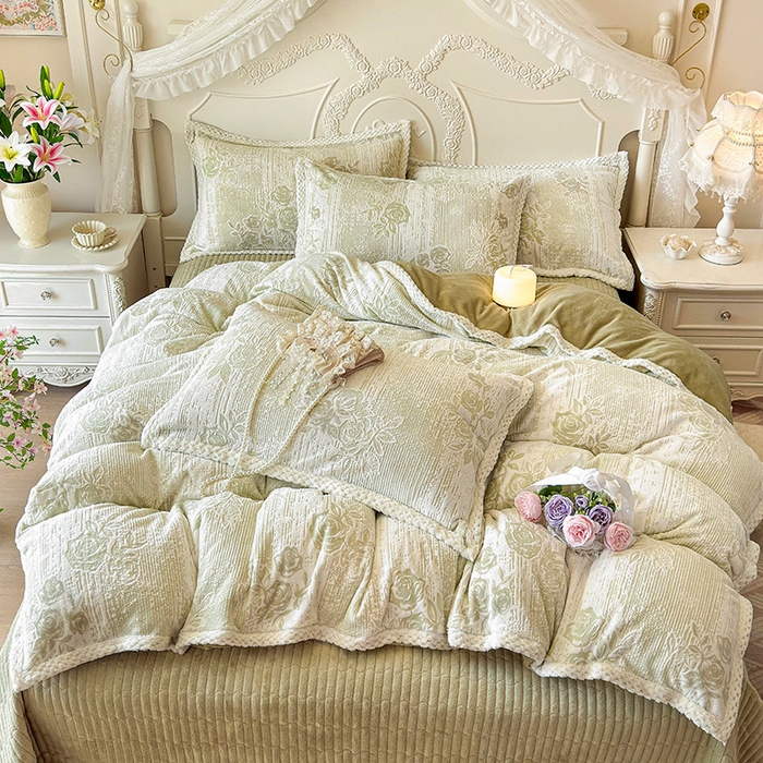 91家纺网 家纺一手货源 找家纺 芷卧 2025新款韩版立体雕花牛奶绒夹棉床盖款四件套 小岛蔷薇-绿