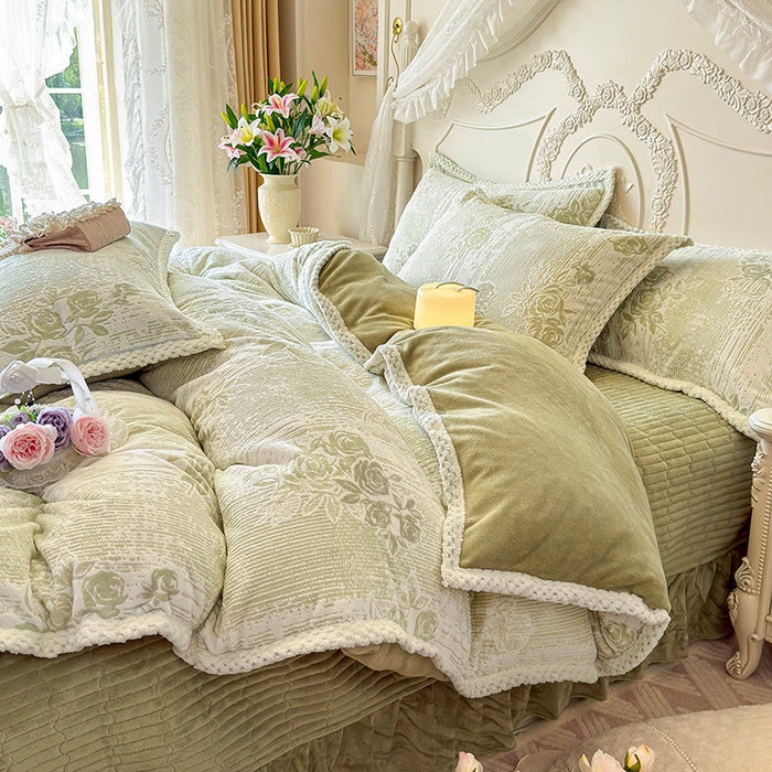 91家纺网 家纺一手货源 找家纺 芷卧 2025新款韩版立体雕花牛奶绒夹棉床盖款四件套 小岛蔷薇-绿