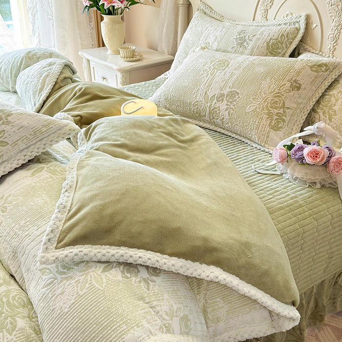 91家纺网 家纺一手货源 找家纺 芷卧 2025新款韩版立体雕花牛奶绒夹棉床盖款四件套 小岛蔷薇-绿