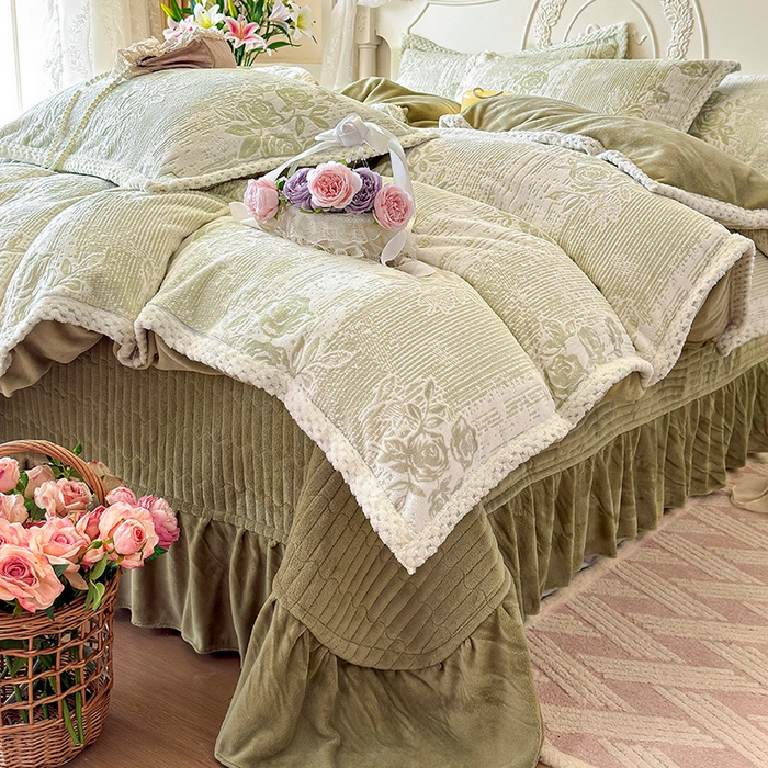 91家纺网 家纺一手货源 找家纺 芷卧 2025新款韩版立体雕花牛奶绒夹棉床盖款四件套 小岛蔷薇-绿