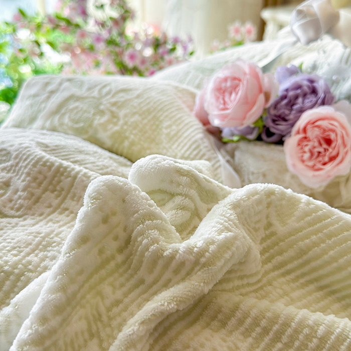 91家纺网 家纺一手货源 找家纺 芷卧 2025新款韩版立体雕花牛奶绒夹棉床盖款四件套 小岛蔷薇-绿