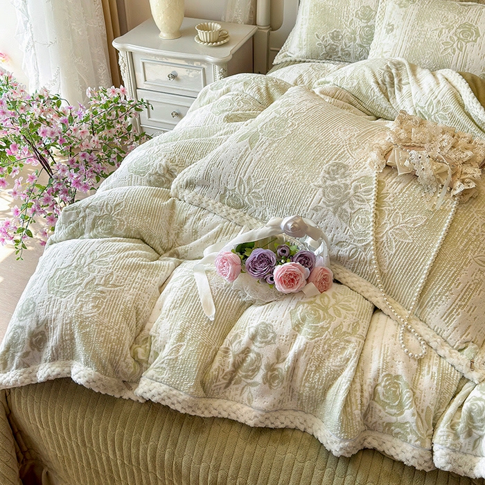 91家纺网 家纺一手货源 找家纺 芷卧 2025新款韩版立体雕花牛奶绒夹棉床盖款四件套 小岛蔷薇-绿