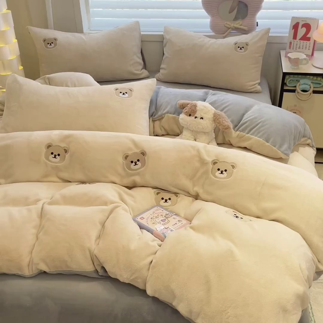 91家纺网 家纺一手货源 找家纺 如一 2025新款200克缸染高克重精绣牛奶绒四件套 绒-小熊-杏灰