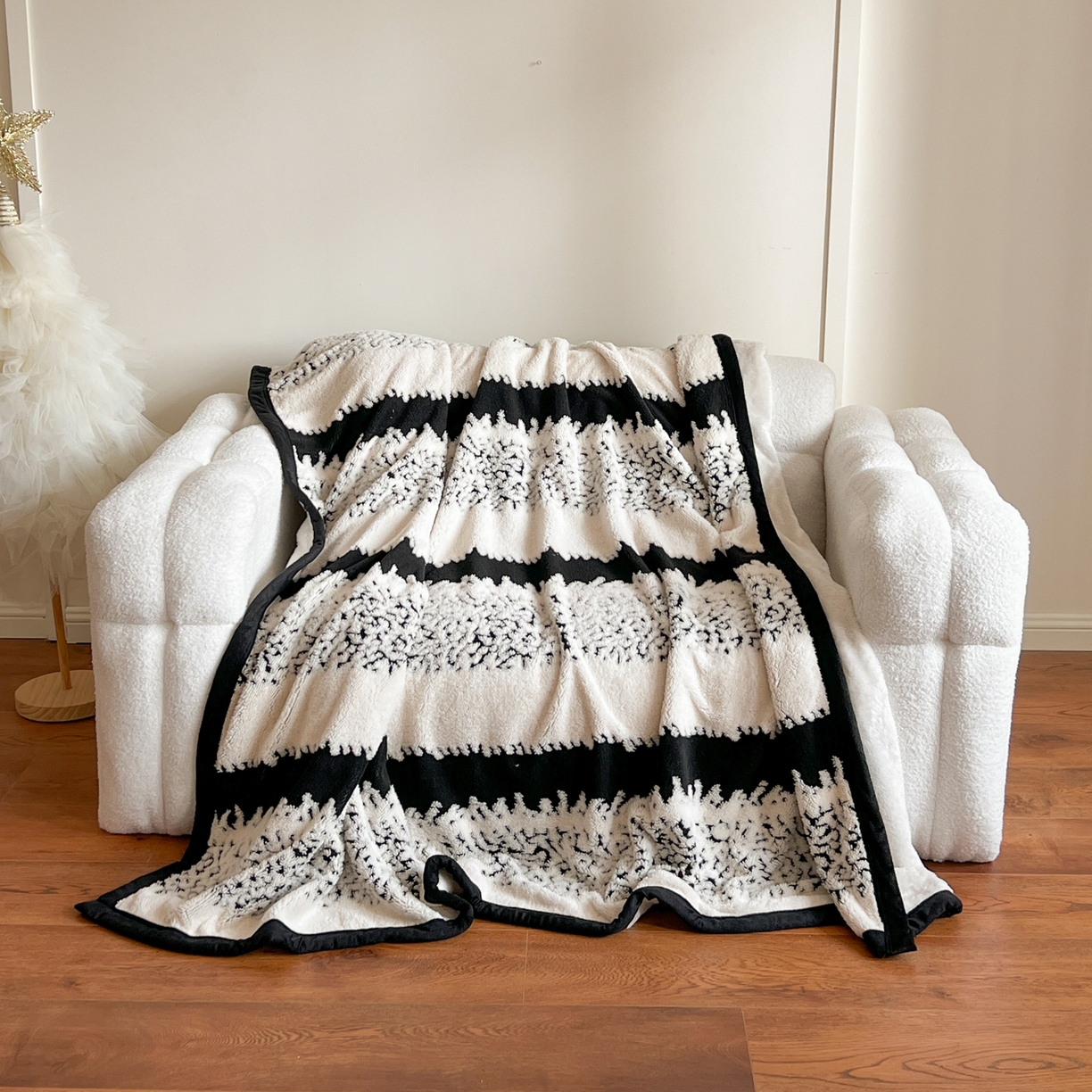 91家纺网 家纺一手货源 找家纺 寐居家纺 2025新款A类多功能北极绒毛毯 墨影松雪