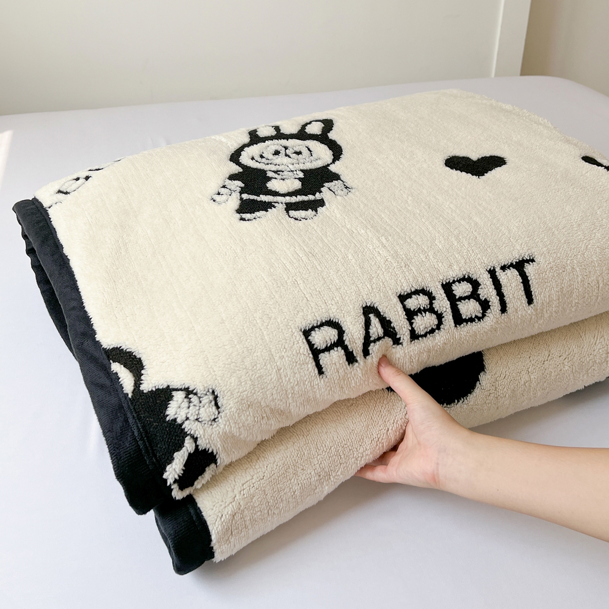 91家纺网 家纺一手货源 找家纺 寐居家纺 2025新款A类多功能北极绒毛毯 黑白布布