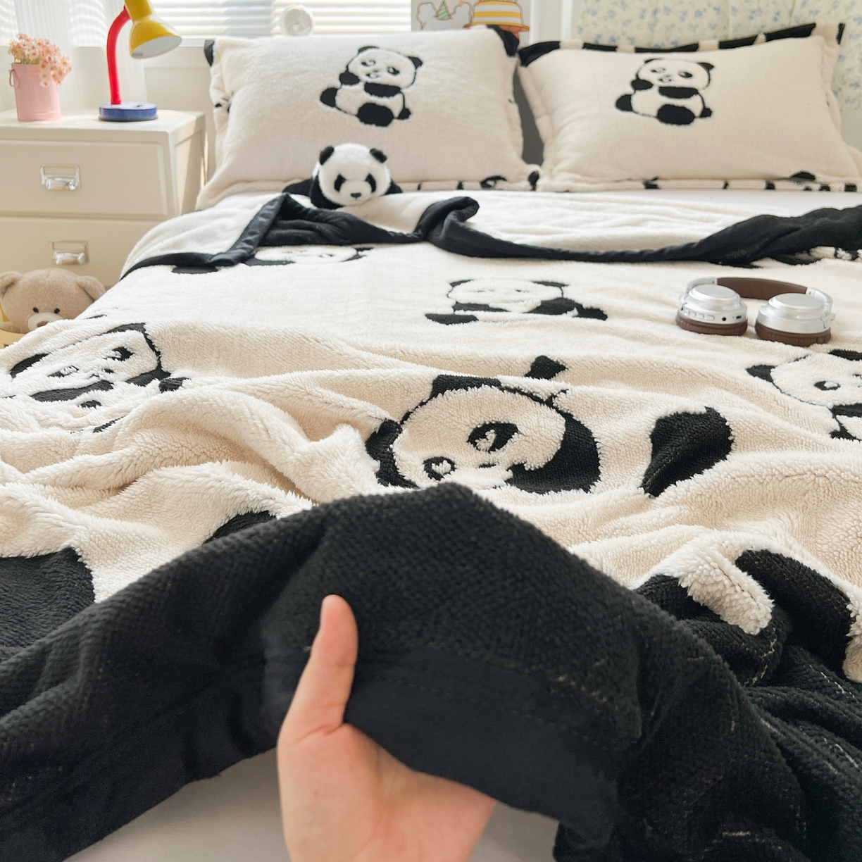 91家纺网 家纺一手货源 找家纺 寐居家纺 2025新款A类多功能北极绒毛毯 可爱萌熊