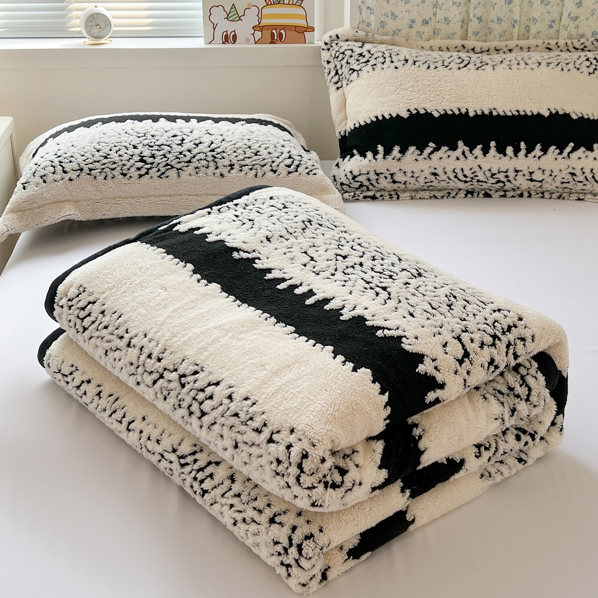 91家纺网 家纺一手货源 找家纺 寐居家纺 2025新款A类多功能北极绒毛毯 墨影松雪