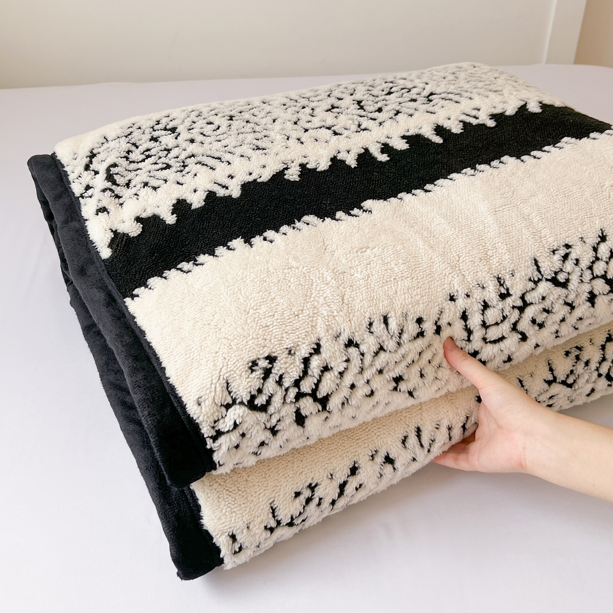 91家纺网 家纺一手货源 找家纺 寐居家纺 2025新款A类多功能北极绒毛毯 墨影松雪