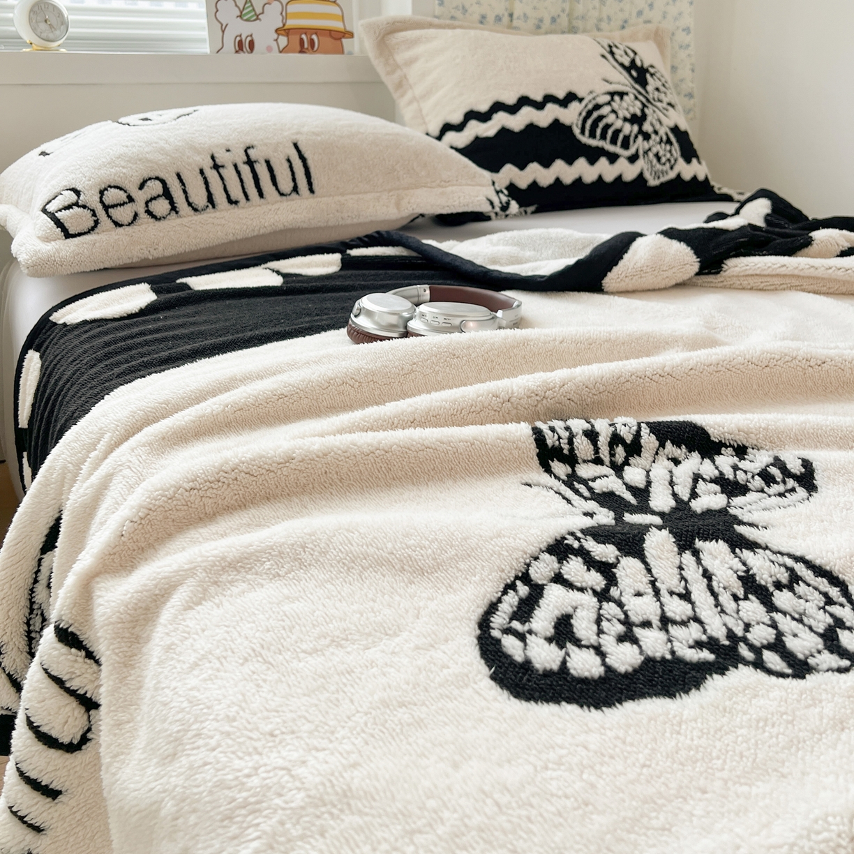 91家纺网 家纺一手货源 找家纺 寐居家纺 2025新款A类多功能北极绒毛毯 蝶舞雅韵