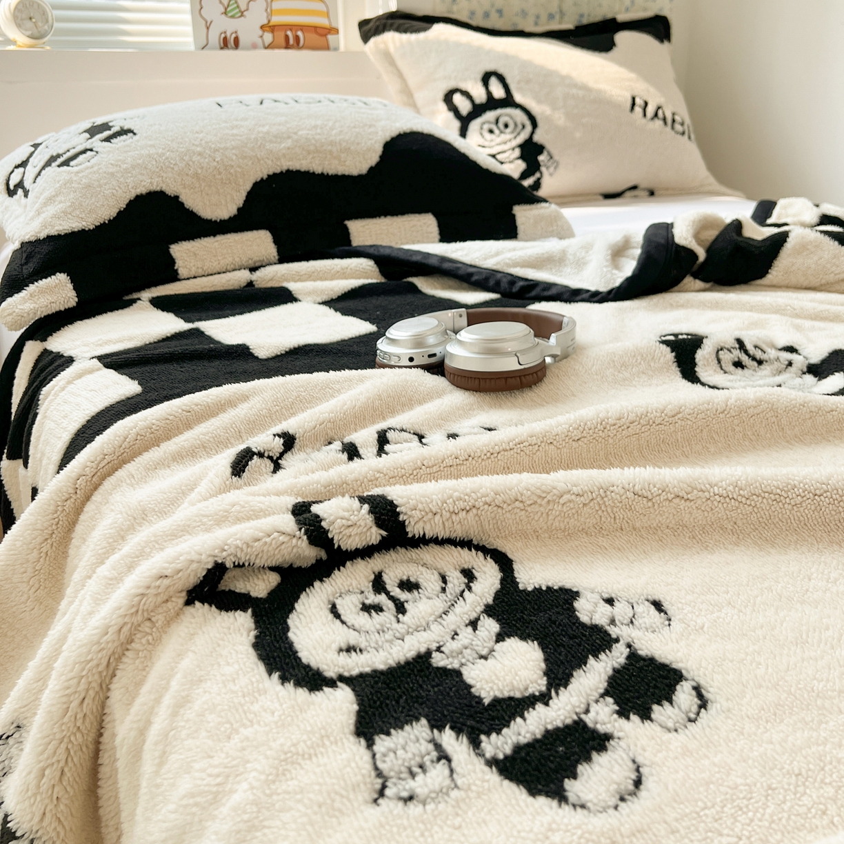 91家纺网 家纺一手货源 找家纺 寐居家纺 2025新款A类多功能北极绒毛毯 黑白布布