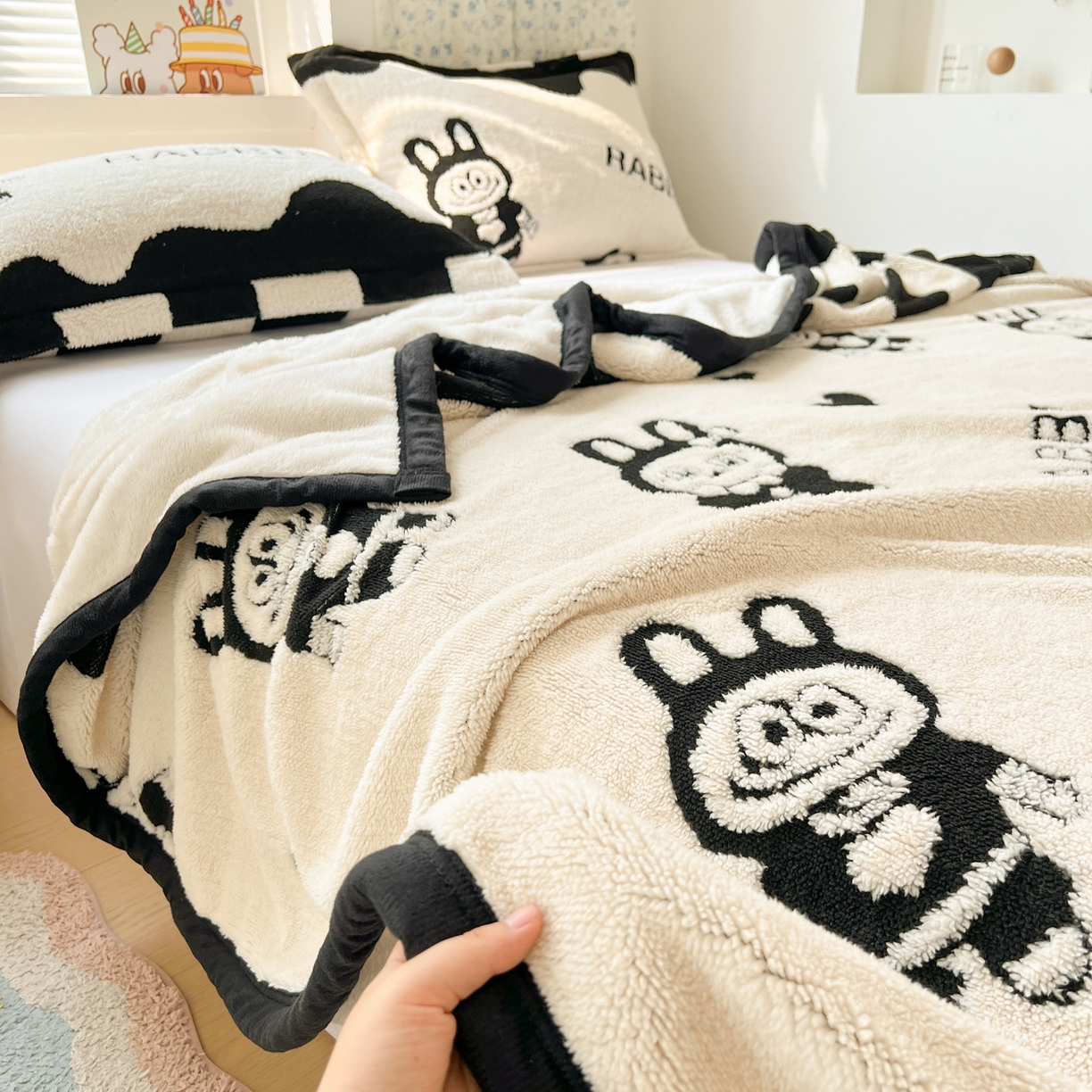 91家纺网 家纺一手货源 找家纺 寐居家纺 2025新款A类多功能北极绒毛毯 黑白布布